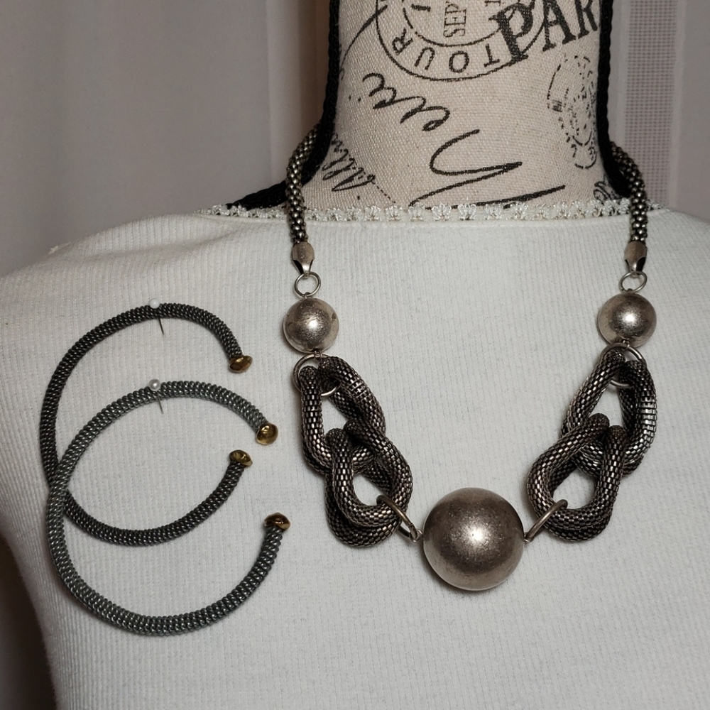 STATEMENT NECKLACE AND BRACELET SET!